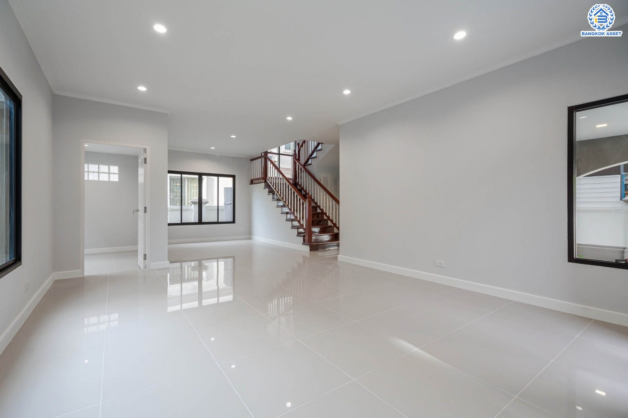 บ้านมือสองตกแต่งใหม่ ม.ภัสสร7 รัตนาธิเบศร์ พื้นที่กว้างกว่า 58.9 ตร.ว. รองรับทุกความสุข ฟังก์ชัน 3 ห้องนอน 3 ห้องน้ำ 2 ห้องอเนกประสงค์ จอดรถได้ 2 คัน บนทำเลเดินทางสะดวก ติดถนนใหญ่ ใกล้รถไฟฟ้า "สถานีบางพลู" เพียง 400 ม.